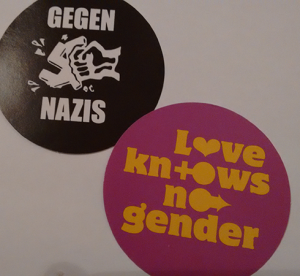 zwei Sticker aus der Ausstellung